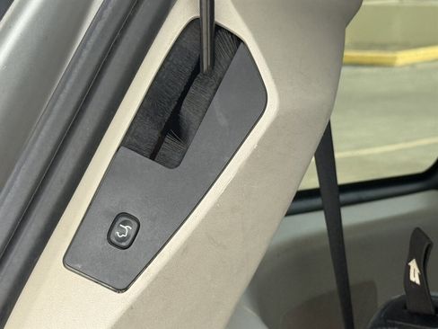 Used 2015 Chrysler Town & Country Touring image 7