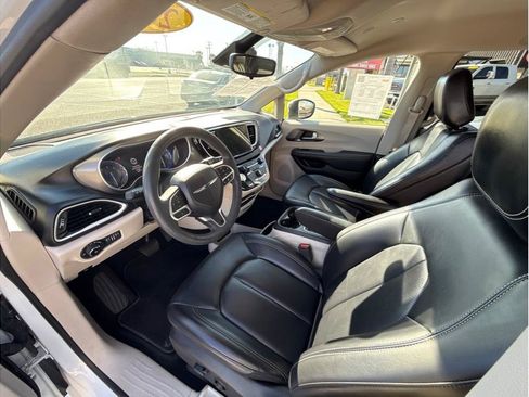 Used 2023 Chrysler Pacifica Touring-L FWD image 14