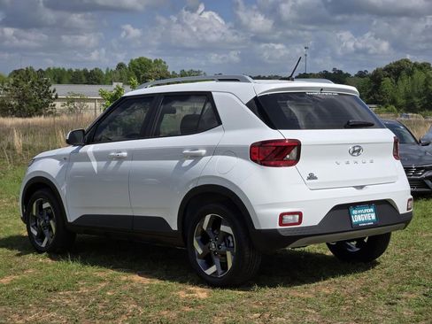 New 2026 Hyundai Venue SEL FWD image 3