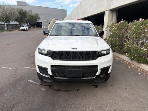 Certified 2023 Jeep Grand Cherokee L Limited w/ Black Appearance Package image 3