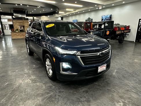 Used 2023 Chevrolet Traverse LS image 3