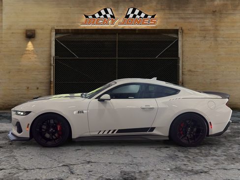 Used 2025 Ford Mustang GT Premium w/ GT Performance Package RWD image 3