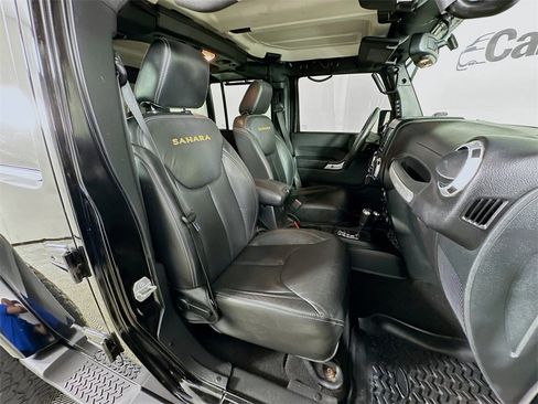 Used 2015 Jeep Wrangler Unlimited Sahara w/ Connectivity Group image 30