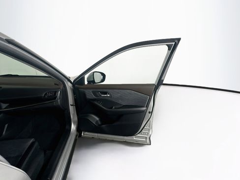 Used 2023 Nissan Rogue SV FWD image 30