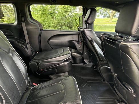 Used 2018 Chrysler Pacifica Limited w/ Advanced Safetytec Group FWD image 34