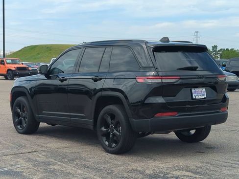 Used 2023 Jeep Grand Cherokee Altitude AWD/4WD image 5