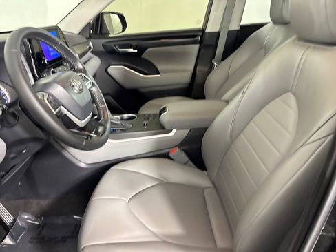 Used 2023 Toyota Highlander XLE FWD image 8