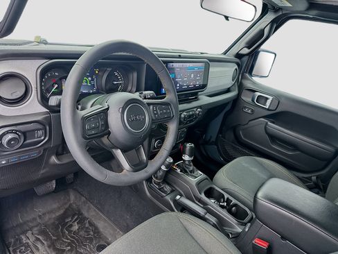 Used 2024 Jeep Wrangler Unlimited image 7