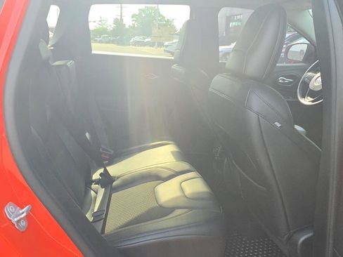 Used 2021 Jeep Cherokee Trailhawk w/ Comfort & Convenience Group AWD/4WD image 11