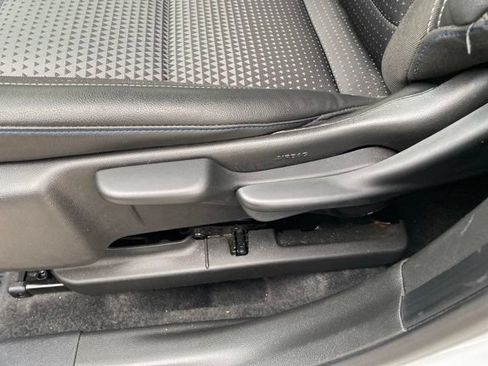 Used 2025 Chevrolet Trax LT FWD image 29