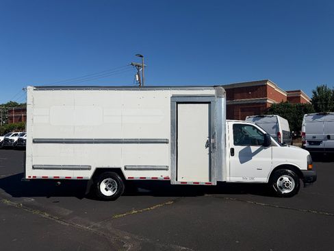 Used 2022 GMC Savana 3500 Extended w/ Power Convenience Package RWD image 9
