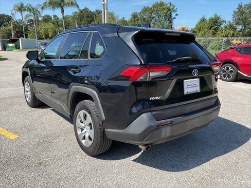 Used 2020 Toyota RAV4 LE FWD image 4