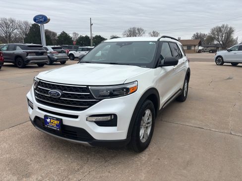 Used 2020 Ford Explorer XLT w/ Equipment Group 202A AWD/4WD image 8
