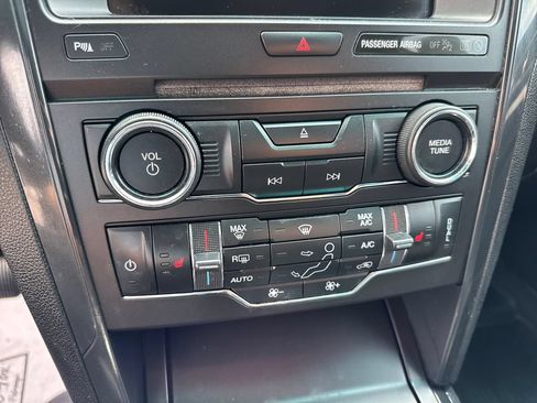 Used 2017 Ford Explorer XLT w/ Equipment Group 202A AWD/4WD image 21