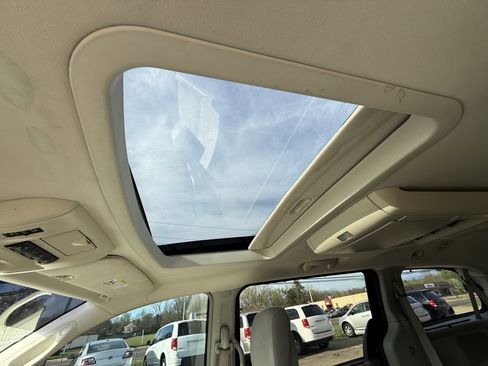 Used 2010 Chrysler Town & Country Limited image 27