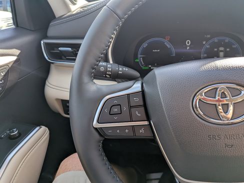 Used 2024 Toyota Highlander Limited image 18