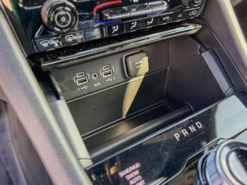 Used 2025 Jeep Grand Cherokee L Limited w/ Black Appearance Package image 17