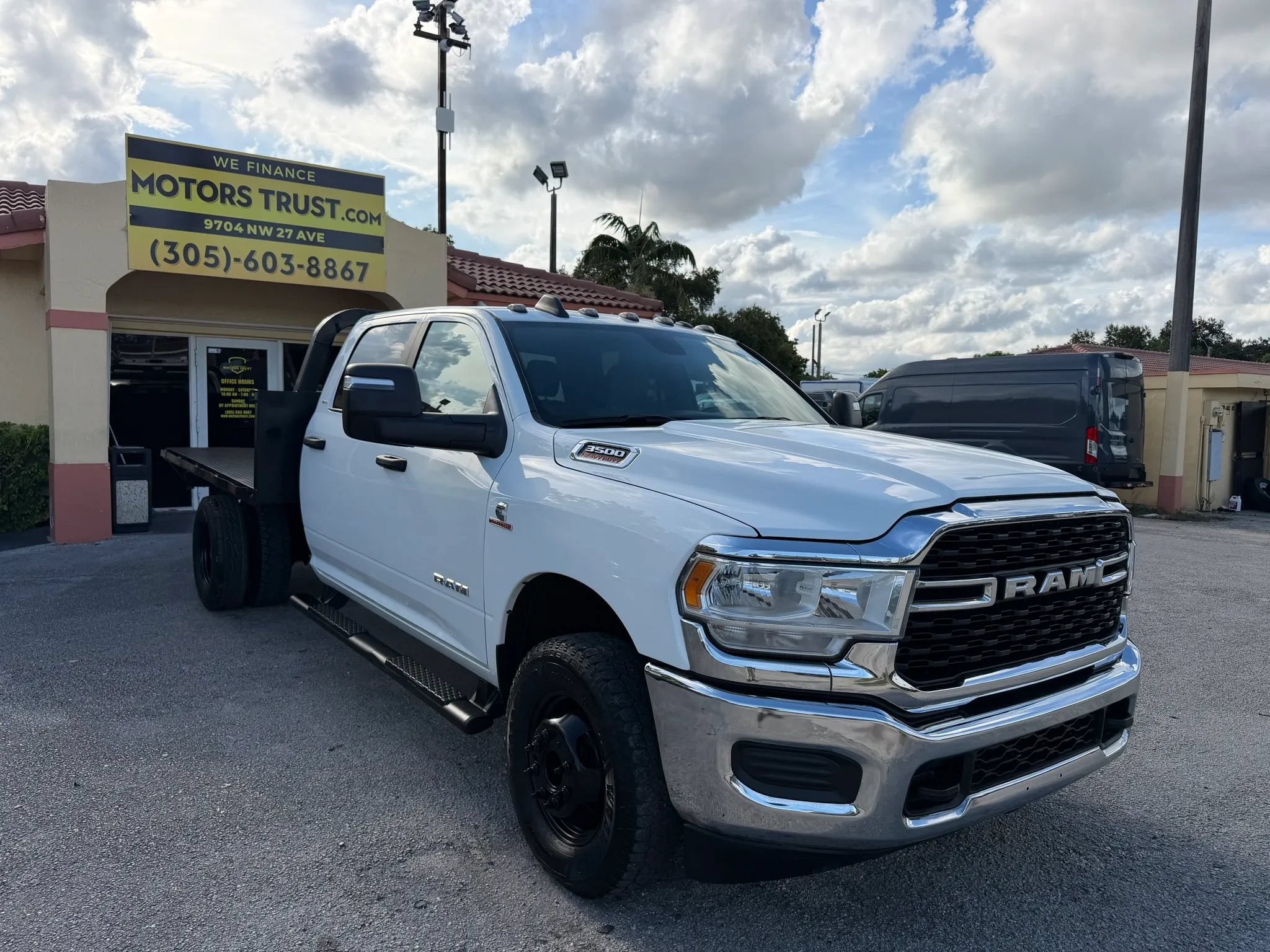 Used 2024 RAM 3500 4x4 Crew Cab SLT DRW w/ Quick Order Package 2YG SLT image 7