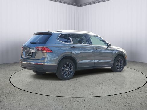 Used 2024 Volkswagen Tiguan SE image 3