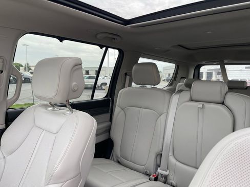 Used 2024 Jeep Wagoneer Series II w/ Convenience Group I AWD/4WD image 17