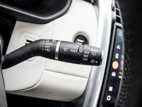 Used 2025 Land Rover Discovery S image 40