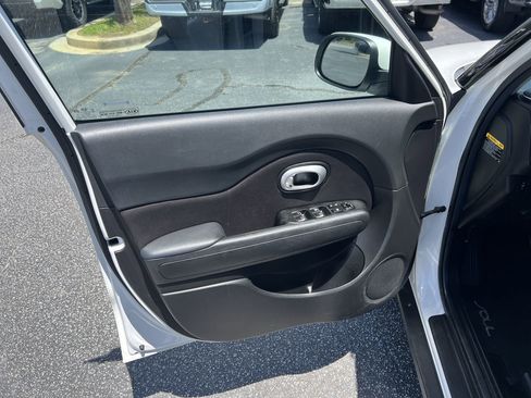 Used 2017 Kia Soul FWD image 14