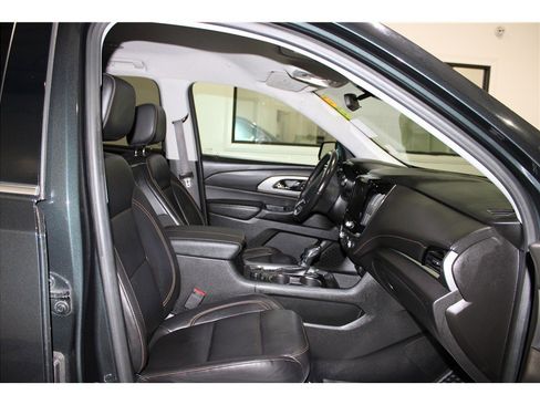 Used 2021 Chevrolet Traverse LT image 25