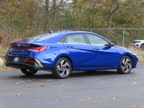 Used 2025 Hyundai Elantra SEL image 3
