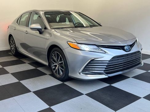 Used 2021 Toyota Camry XLE image 3