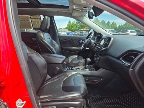 Used 2019 Jeep Cherokee Trailhawk w/ Comfort/Convenience Group AWD/4WD image 13