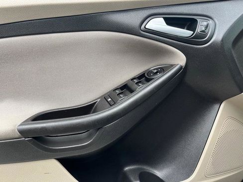 Used 2018 Ford Focus SE w/ Cold Weather Package FWD image 13