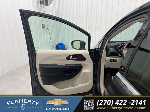 Used 2020 Chrysler Pacifica Limited w/ Tire & Wheel Group image 8