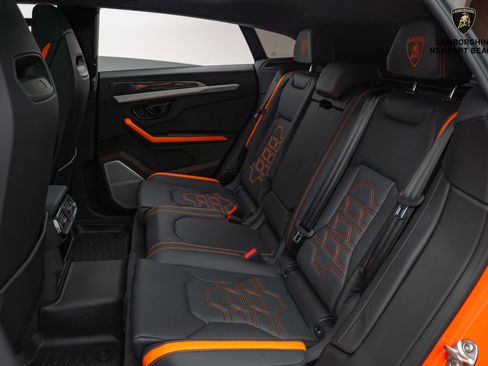 Used 2025 Lamborghini Urus SE image 22