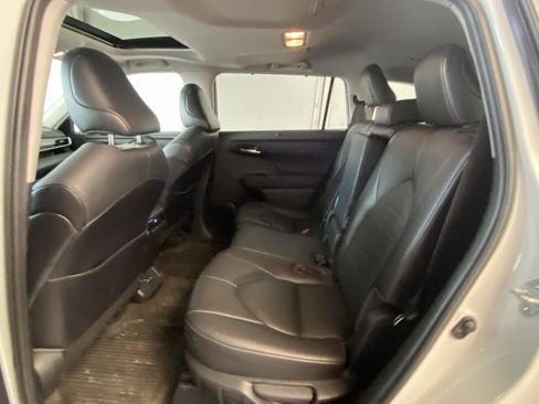 Used 2021 Toyota Highlander XLE AWD/4WD image 20