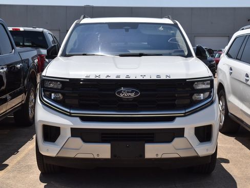 Used 2025 Ford Expedition Max Platinum w/ Platinum Ultimate Package AWD/4WD image 3