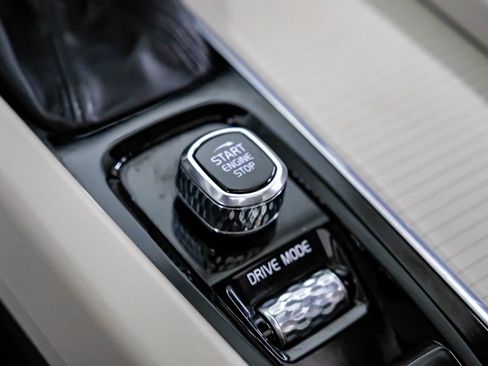 Used 2020 Volvo V60 T5 Momentum image 22