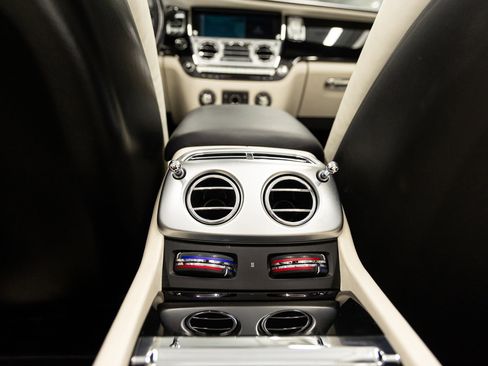 Used 2017 Rolls-Royce Dawn RWD image 52