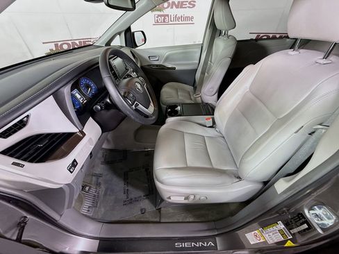 Certified 2019 Toyota Sienna XLE w/ Carpet Mat Package image 25