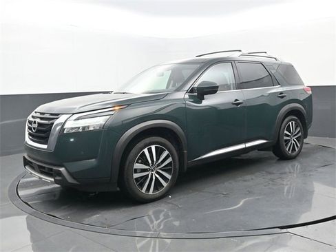 Used 2024 Nissan Pathfinder Platinum image 8