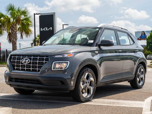 Used 2024 Hyundai Venue SEL FWD image 3