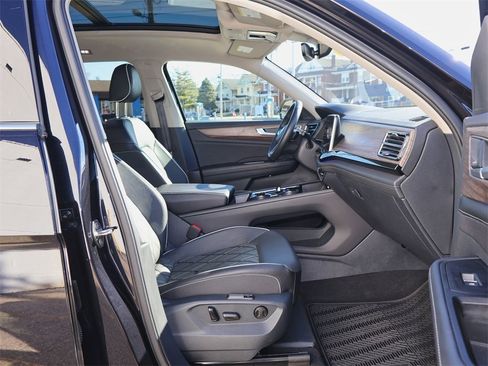 Certified 2025 Volkswagen Atlas SEL Premium R-Line image 32