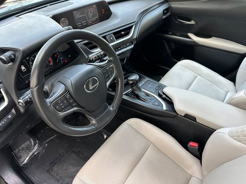 Used 2019 Lexus UX 200 w/ Premium Package image 10