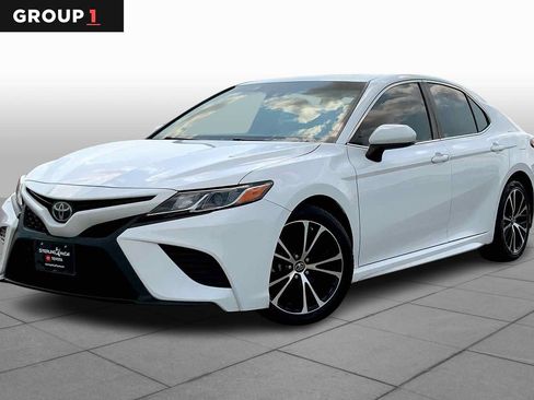 Used 2018 Toyota Camry SE FWD image 1