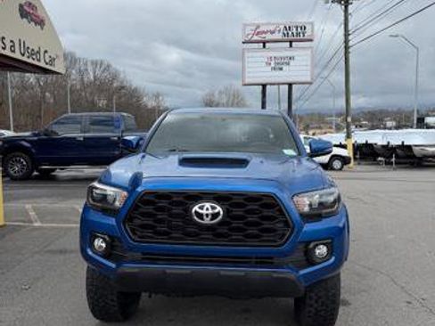 Used 2017 Toyota Tacoma TRD Sport w/ Premium & Technology Package image 2
