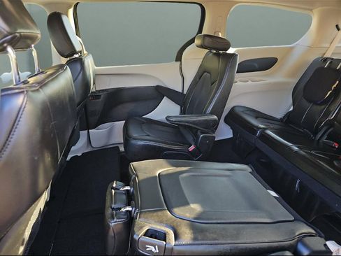 Used 2023 Chrysler Pacifica Touring-L image 10