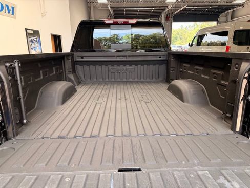Used 2025 GMC Sierra 2500 AT4 w/ AT4 Premium Plus Package AWD/4WD image 10