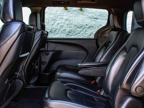 Used 2022 Chrysler Pacifica Touring-L w/ Uconnect Theater Family Group FWD image 33