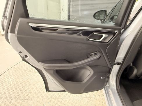 Used 2025 Porsche Macan image 33