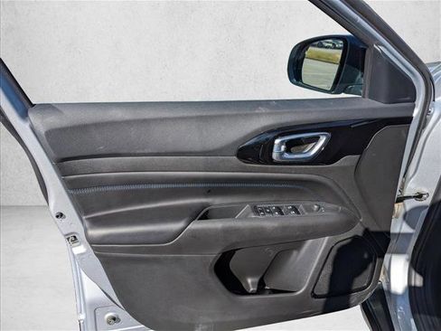 Used 2025 Jeep Compass Latitude w/ Altitude Special Edition image 22