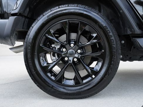 Used 2025 Jeep Wrangler Unlimited Sahara AWD/4WD image 28